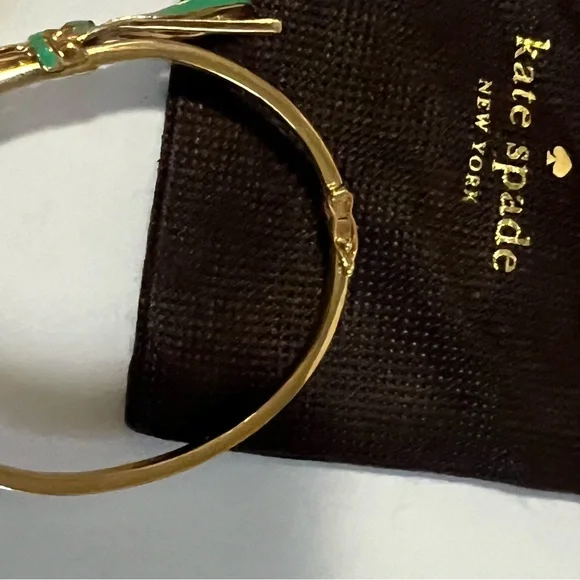Kate Spade Gold Tone Bracelet with Green Bow NWOT with jewelry pouch - Picture 9 of 10
